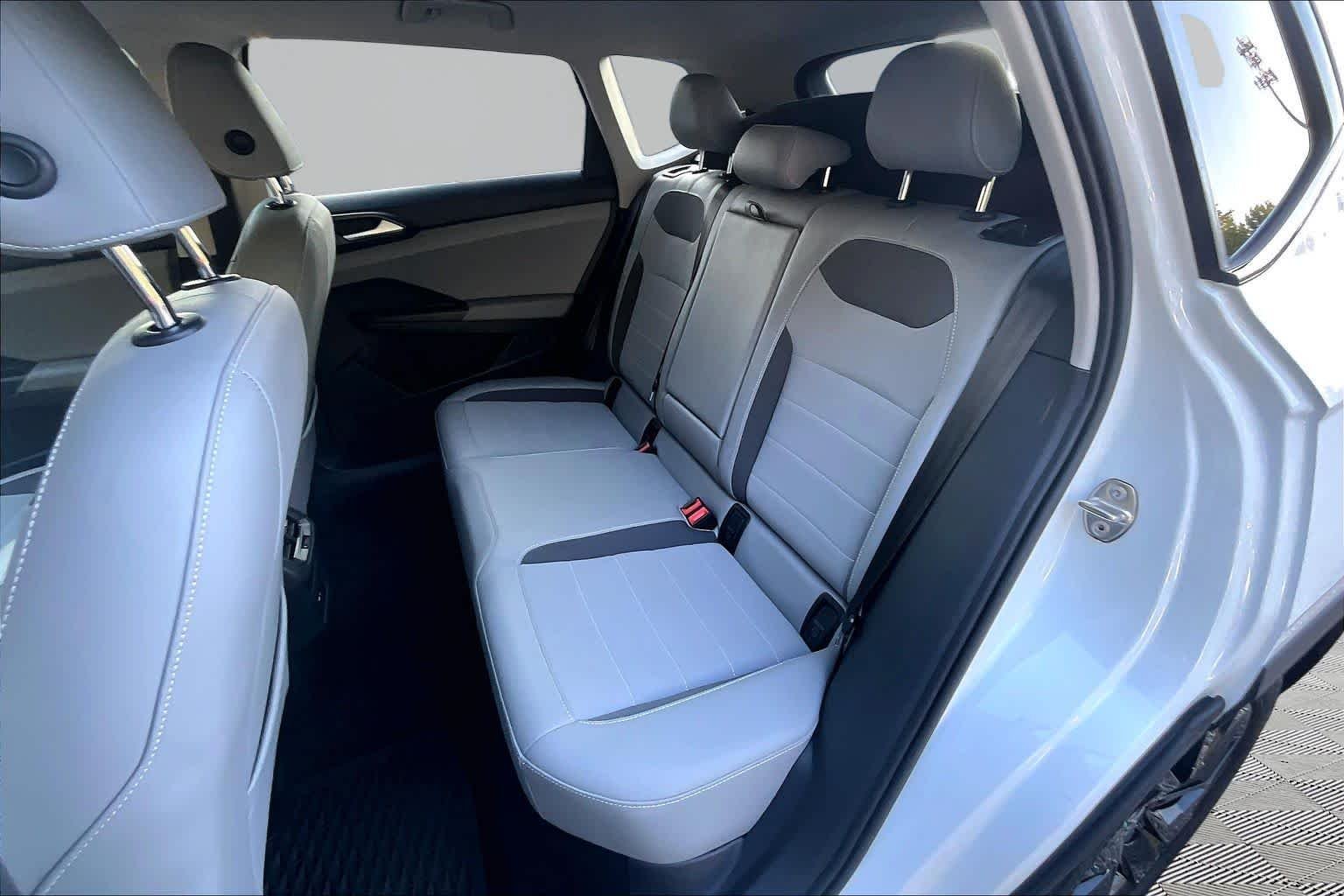 Used 2022 Pure White Volkswagen SE image 21