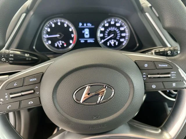 Used 2023 Black Hyundai SE image 12