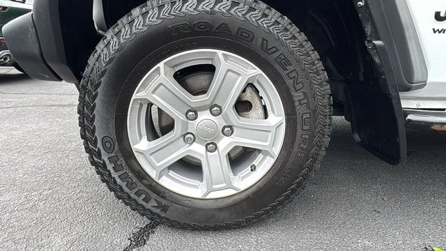 Used 2021 White/off-white Jeep Sport S image 9