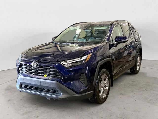 Used 2025  Toyota XLE image 1