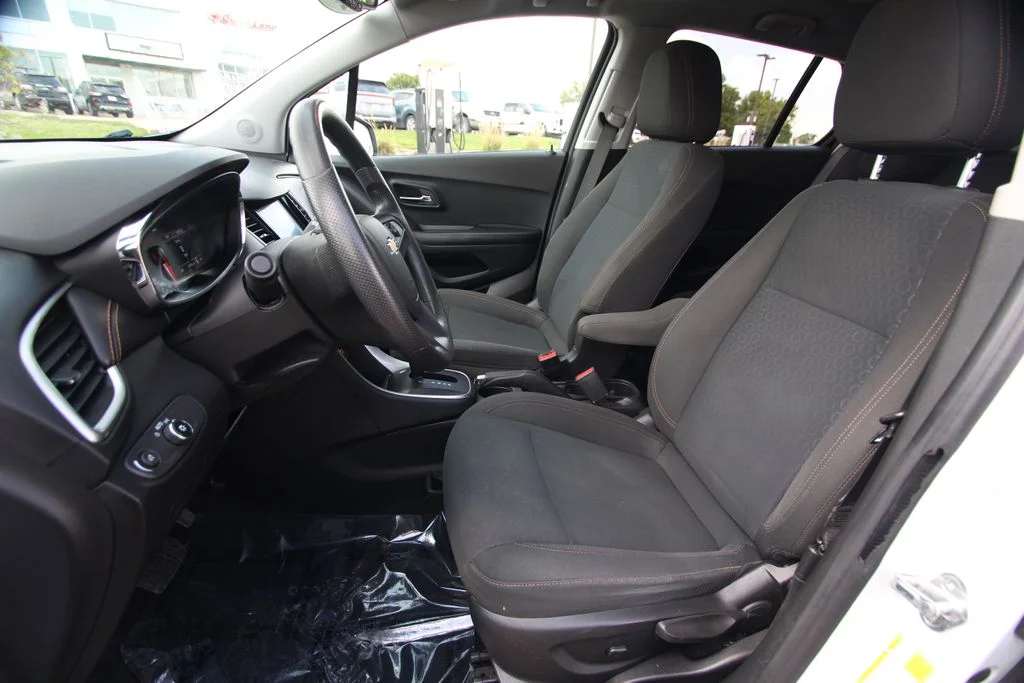 Used 2022 White Chevrolet LS image 6