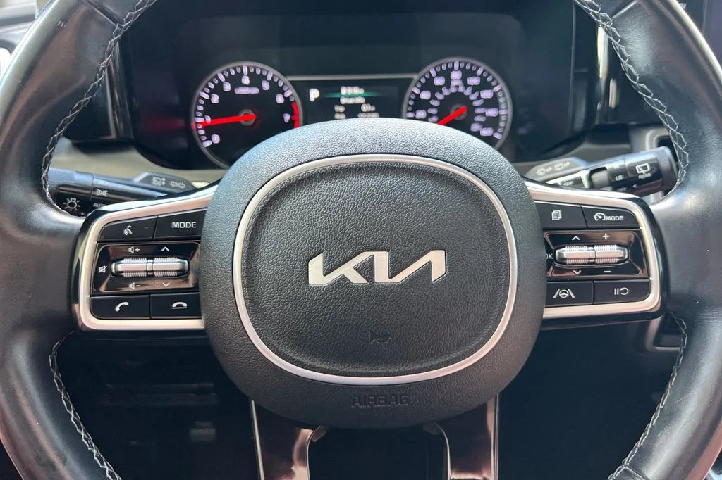Used 2022 White Kia S image 28