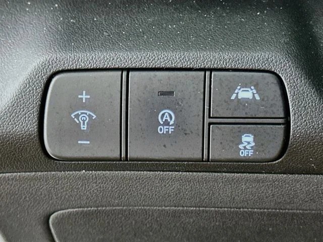 Certified Used 2022 Black Hyundai SE image 19
