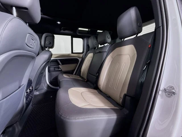 Used 2022 White Land Rover X-Dynamic HSE image 24