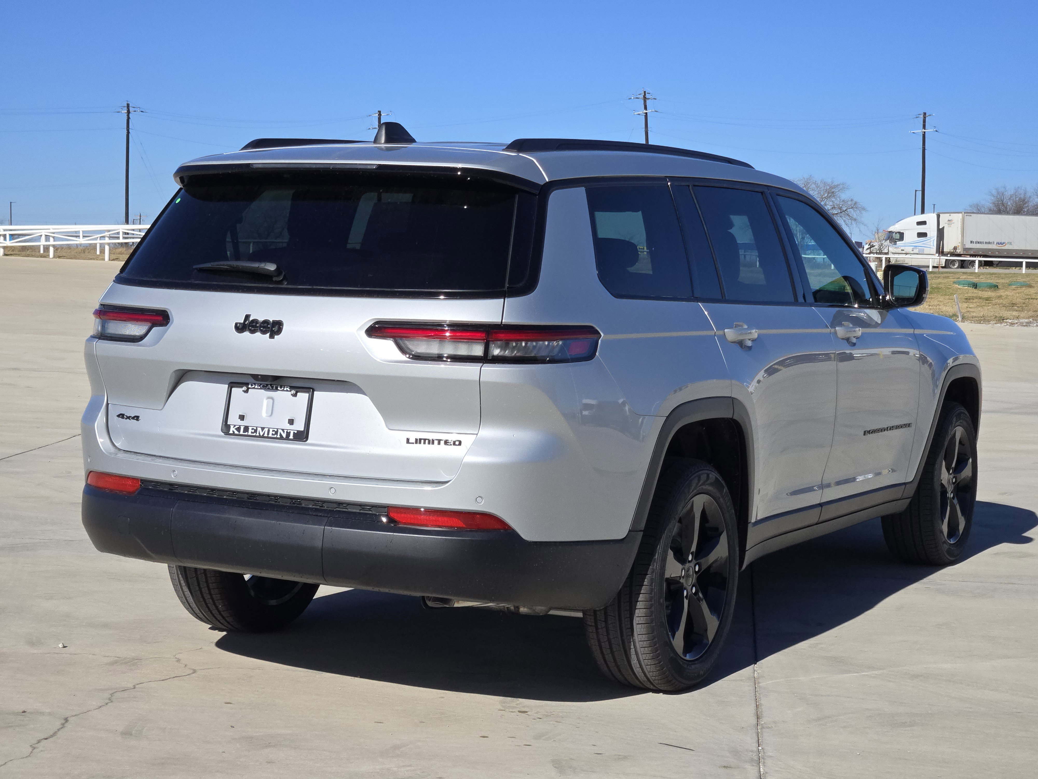 New 2025 Silver Zynith Exterior Paint Jeep Limited image 5