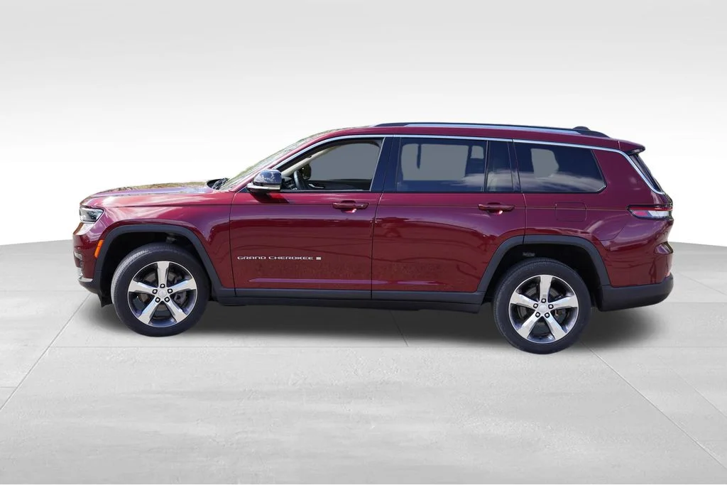 Used 2022 Velvet Red Pearlcoat Jeep Limited image 9