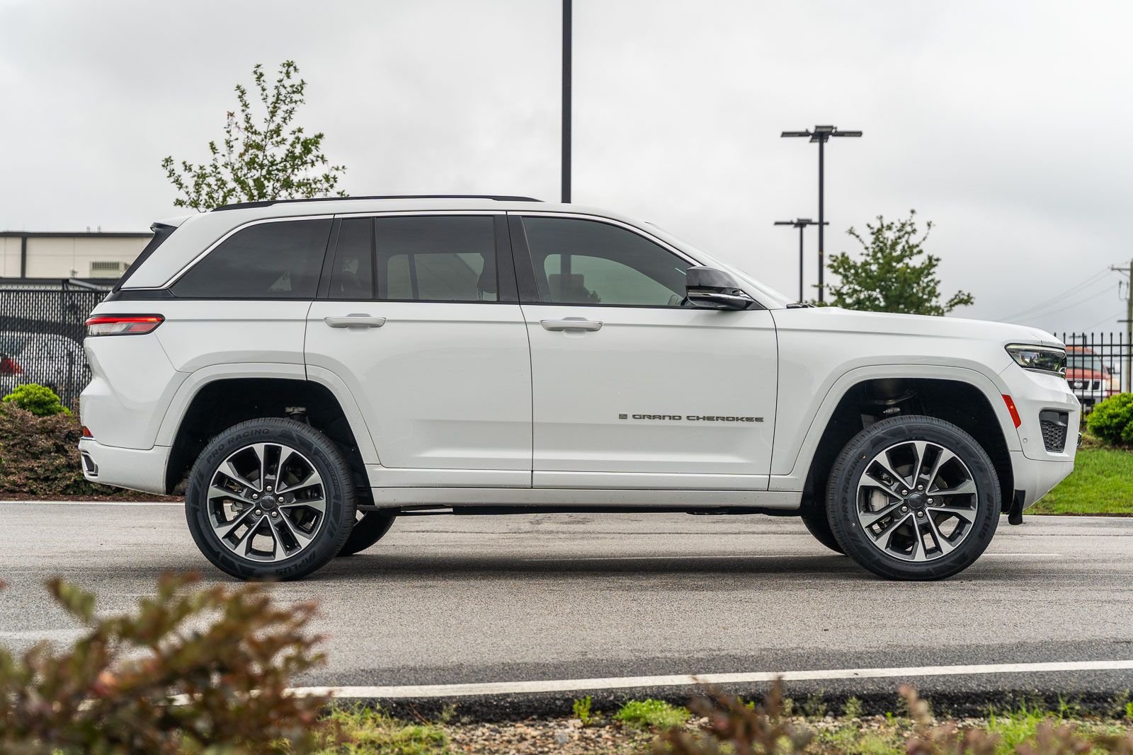 Used 2022 White Jeep Overland image 9