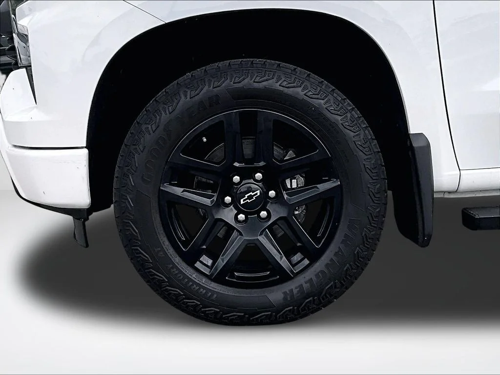 Used 2023 White Chevrolet Custom image 10