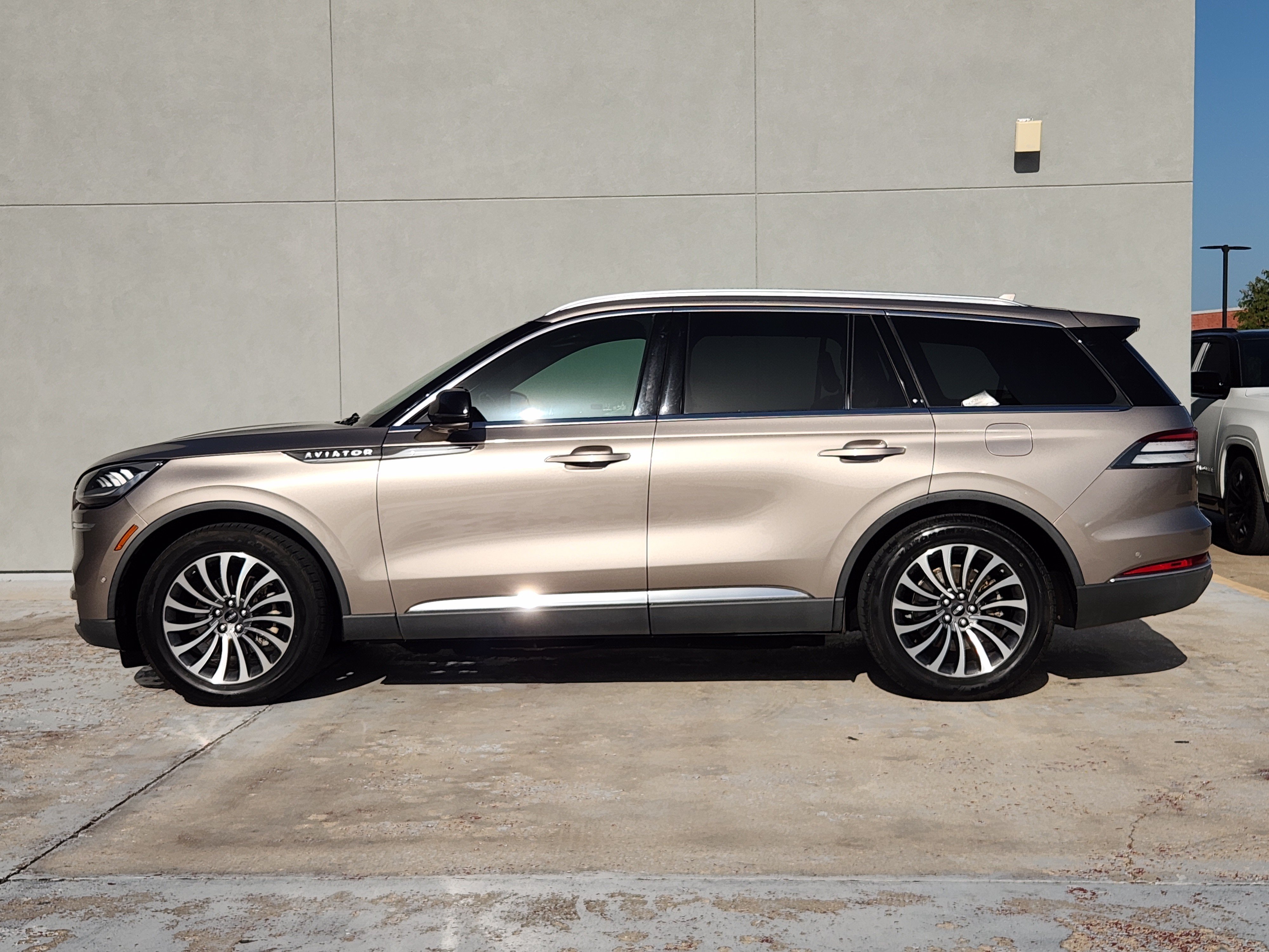 Used 2020 Iced Mocha Metallic Premium Colorant Lincoln Reserve image 5