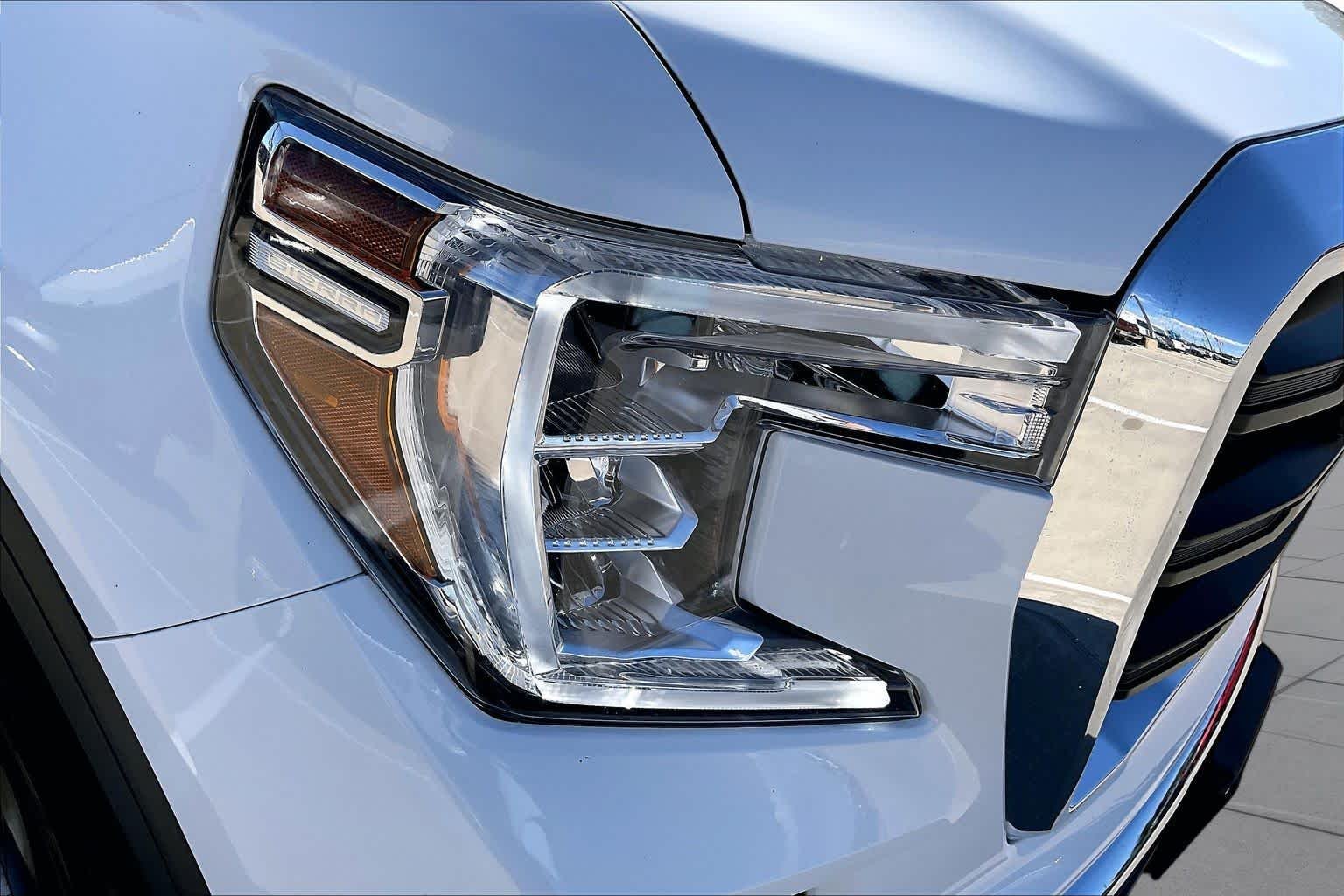 Used 2021 Summit White GMC  image 27