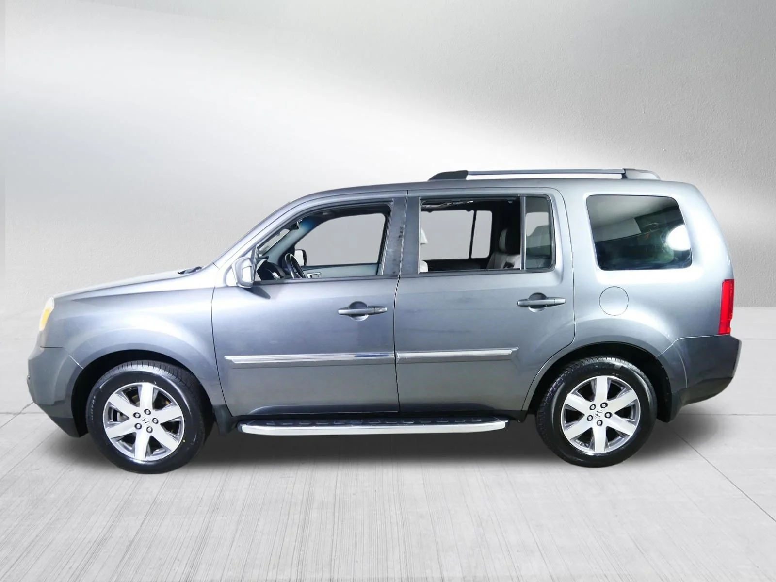 Used 2013 Polished Metal Metallic Honda Touring image 4