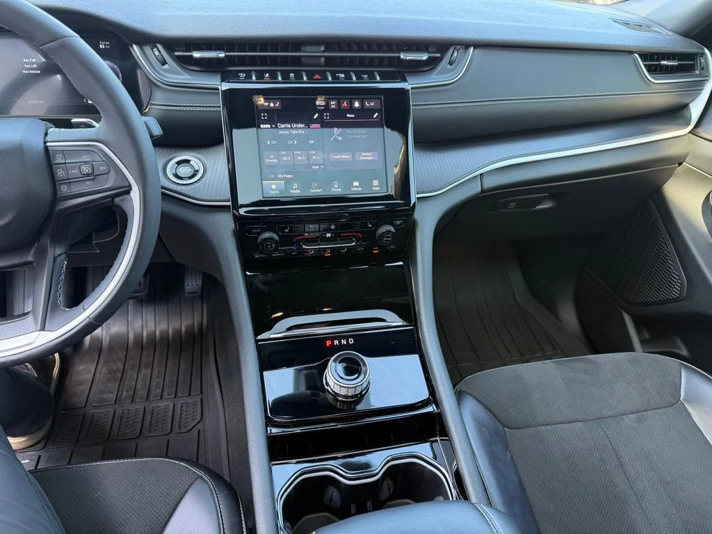 Used 2023 White Jeep Altitude image 26