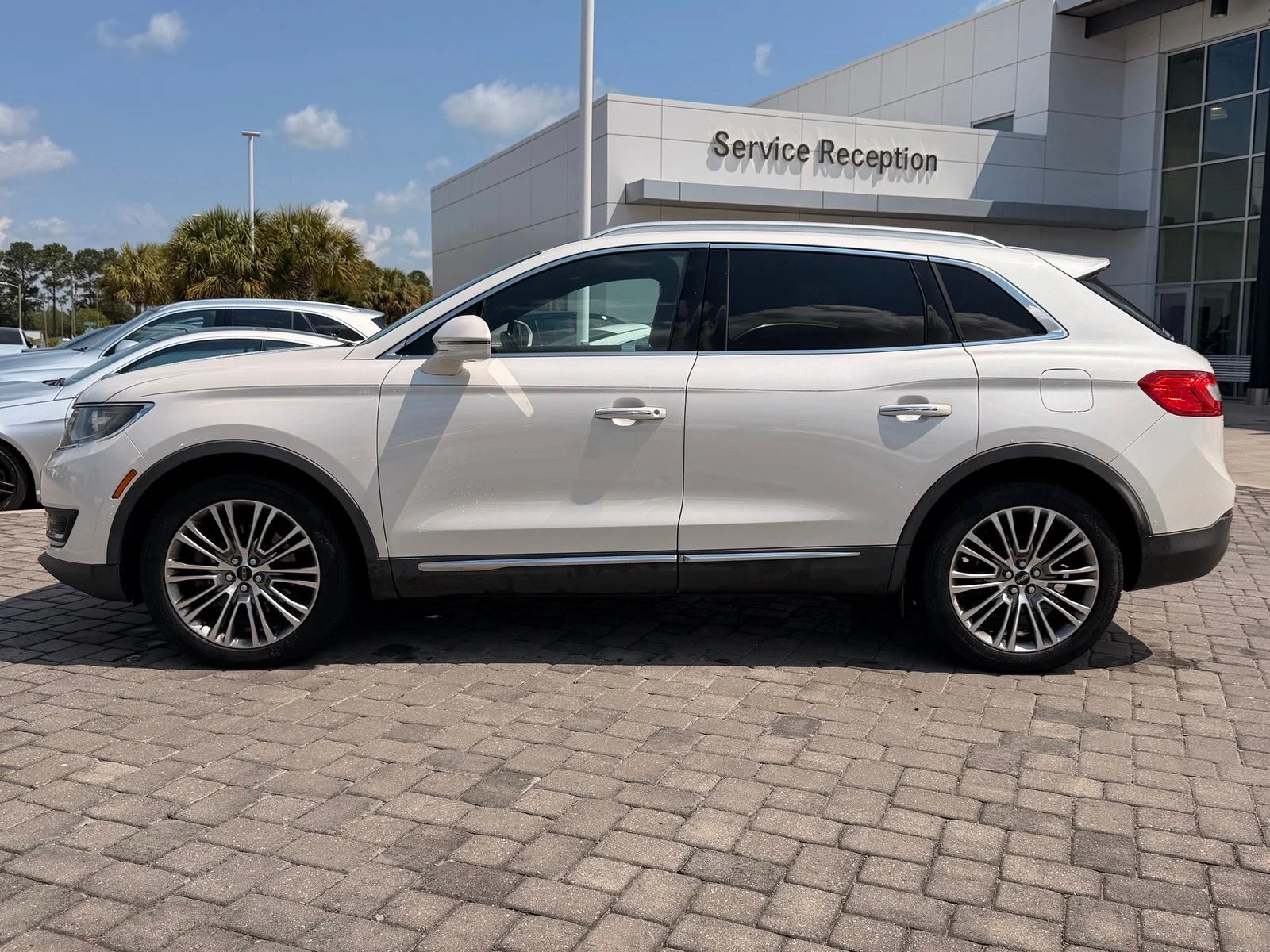 Used 2016 White Platinum Clearcoat Metallic Lincoln Reserve image 11
