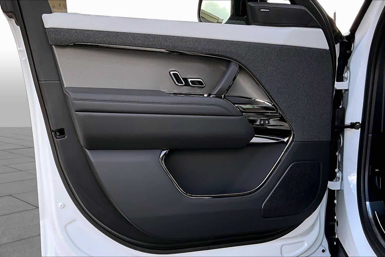 New 2026 Ostuni Pearl White Land Rover Dynamic SE image 10