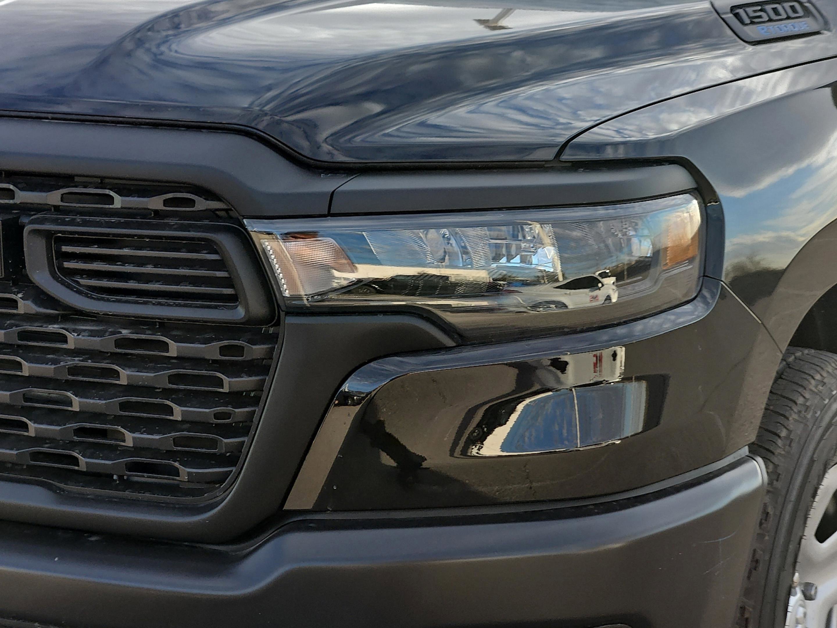 New 2026 Diamond Black Crystal Pearl-Coat Exterior Paint RAM Tradesman image 8