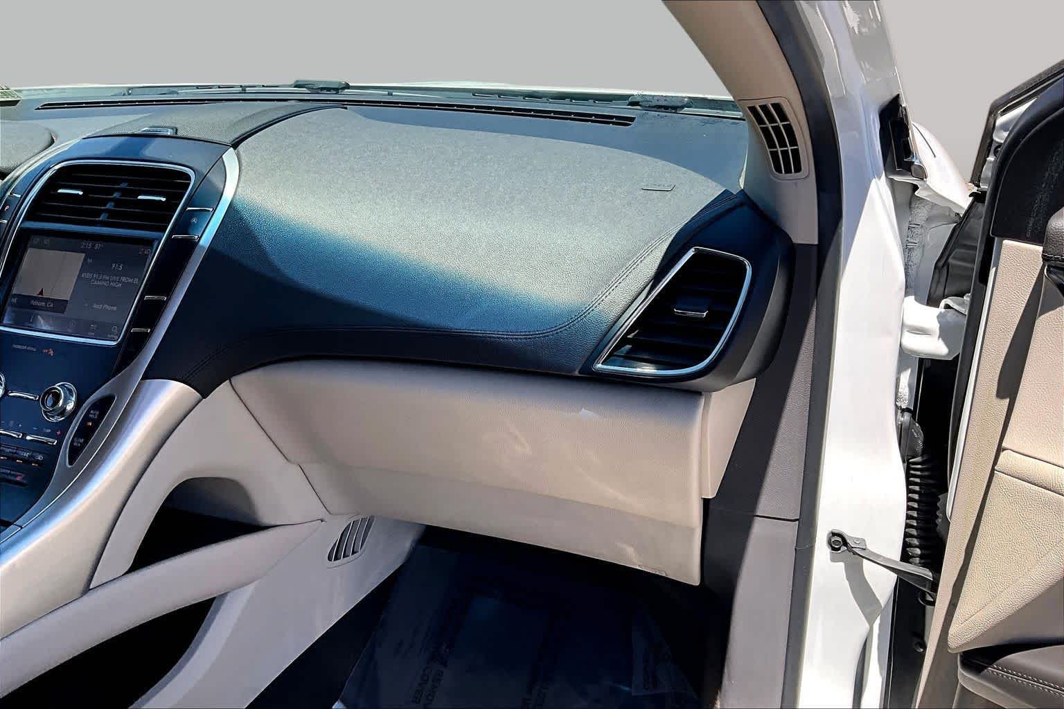 Used 2020 Pristine White Lincoln Standard image 17