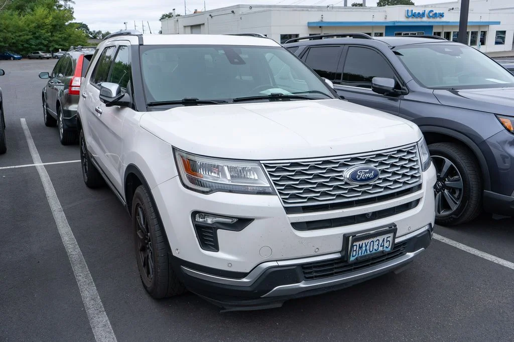 Used 2018 White Platinum Clearcoat Metallic Ford Platinum image 3