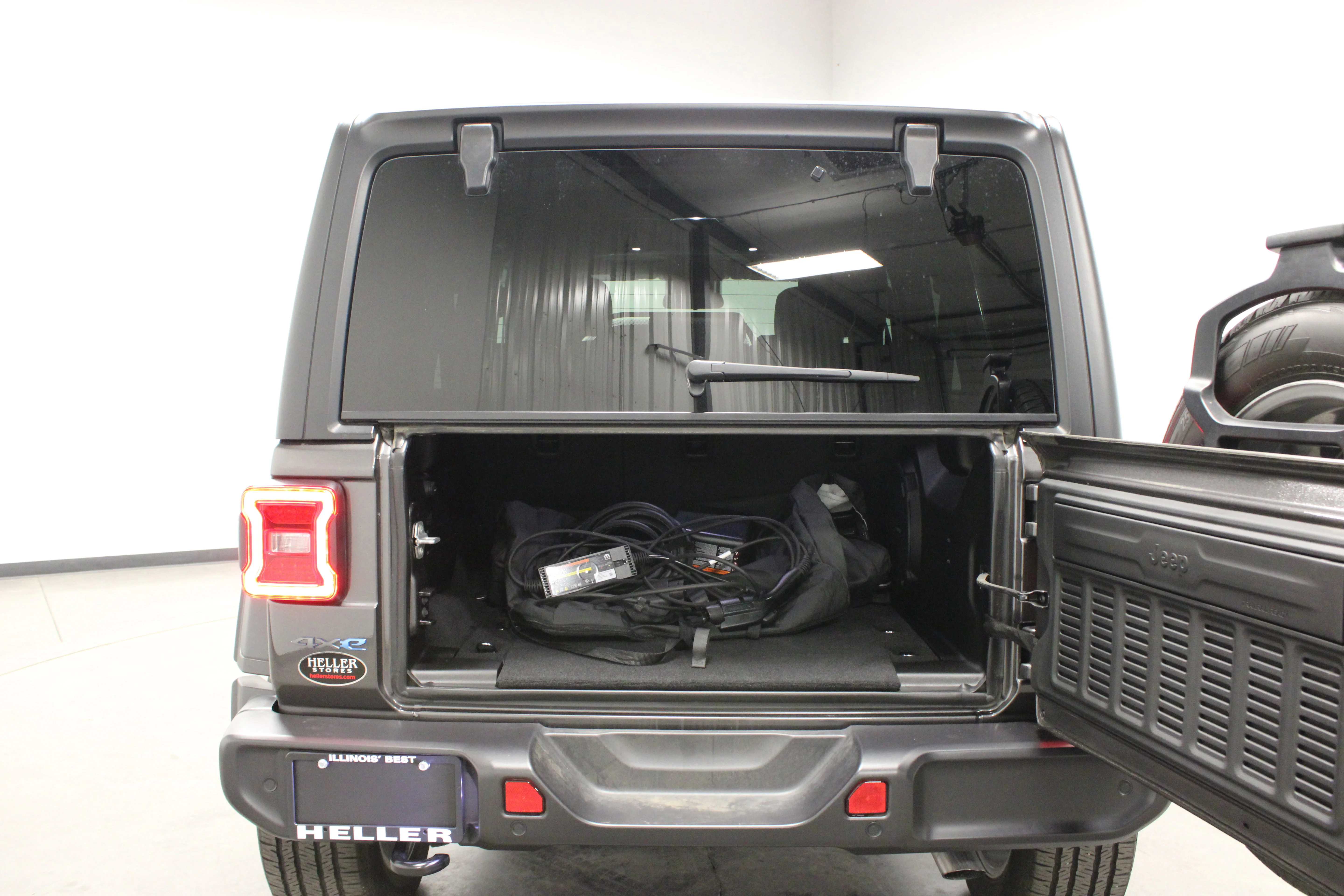 Used 2025 Granite Crystal Metallic Clearcoat Jeep Sport S image 12