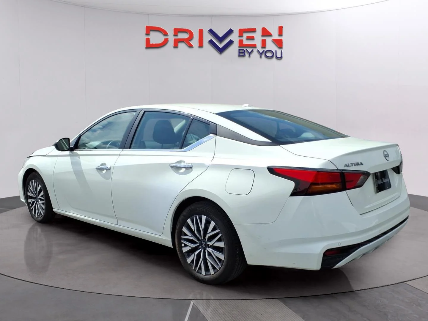 Used 2025 Glacier White Nissan SV image 3