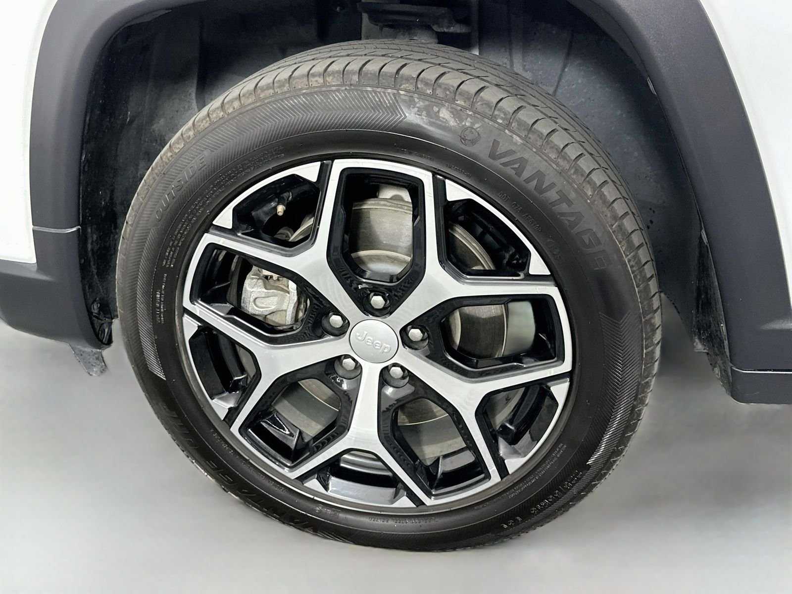 Used 2024 Bright White Clearcoat Jeep Latitude image 29