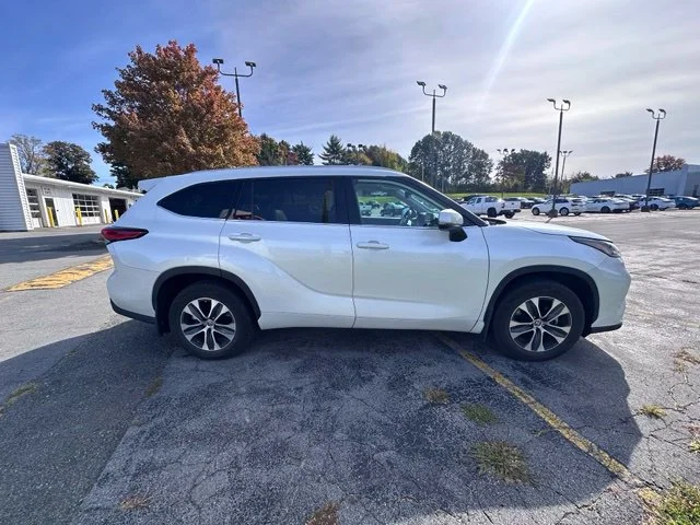 Used 2022 Beige Toyota XLE image 2