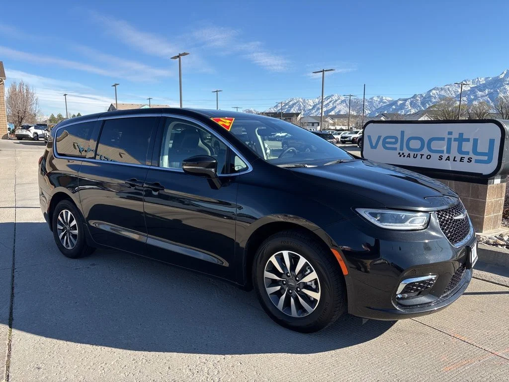 2024 Chrysler Pacifica Hybrid Select PHEV's photo