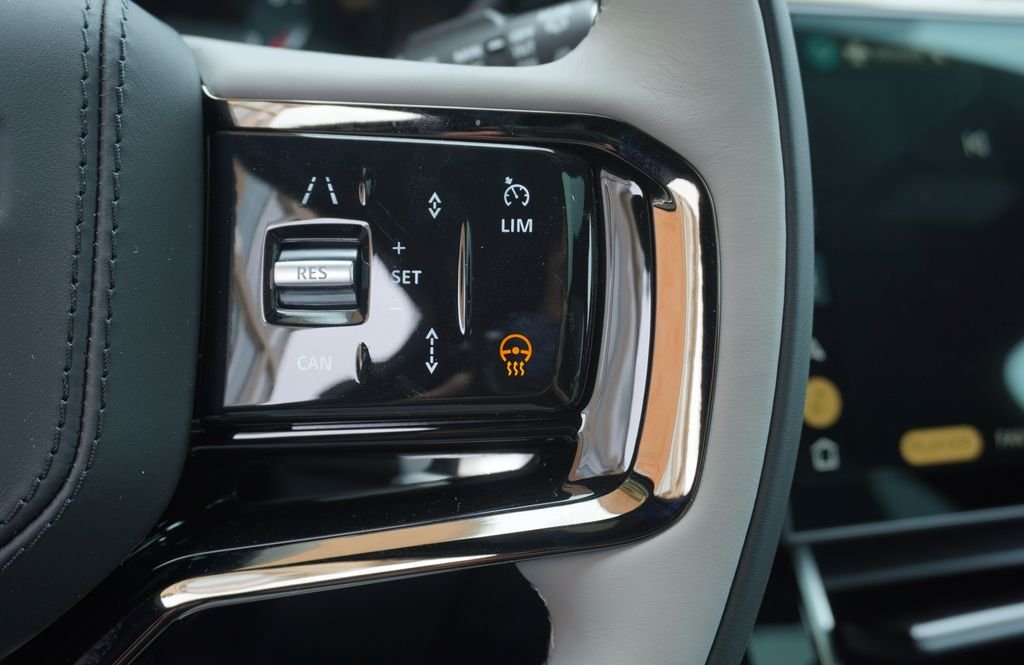 New 2026 Fuji White Land Rover Dynamic SE image 17