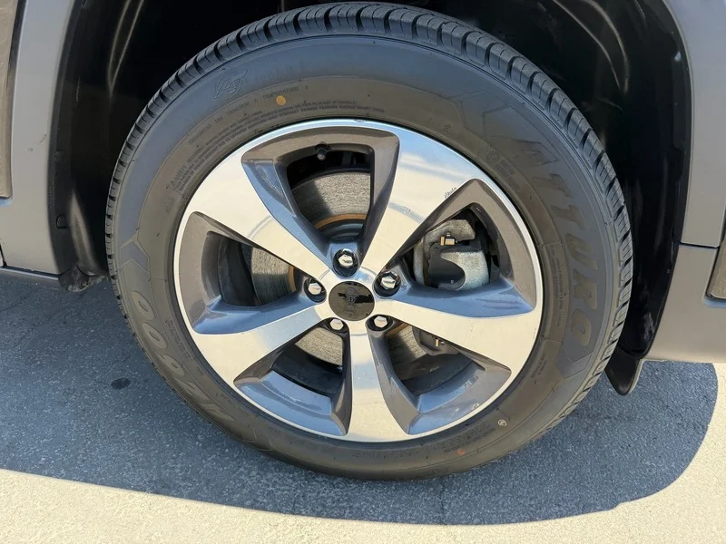 Used 2019 Diamond Black Cry Jeep Limited image 25