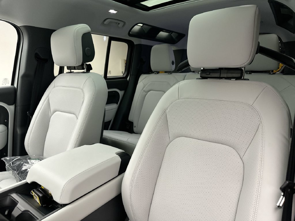 New 2026 Fuji White Land Rover X-Dynamic SE image 10
