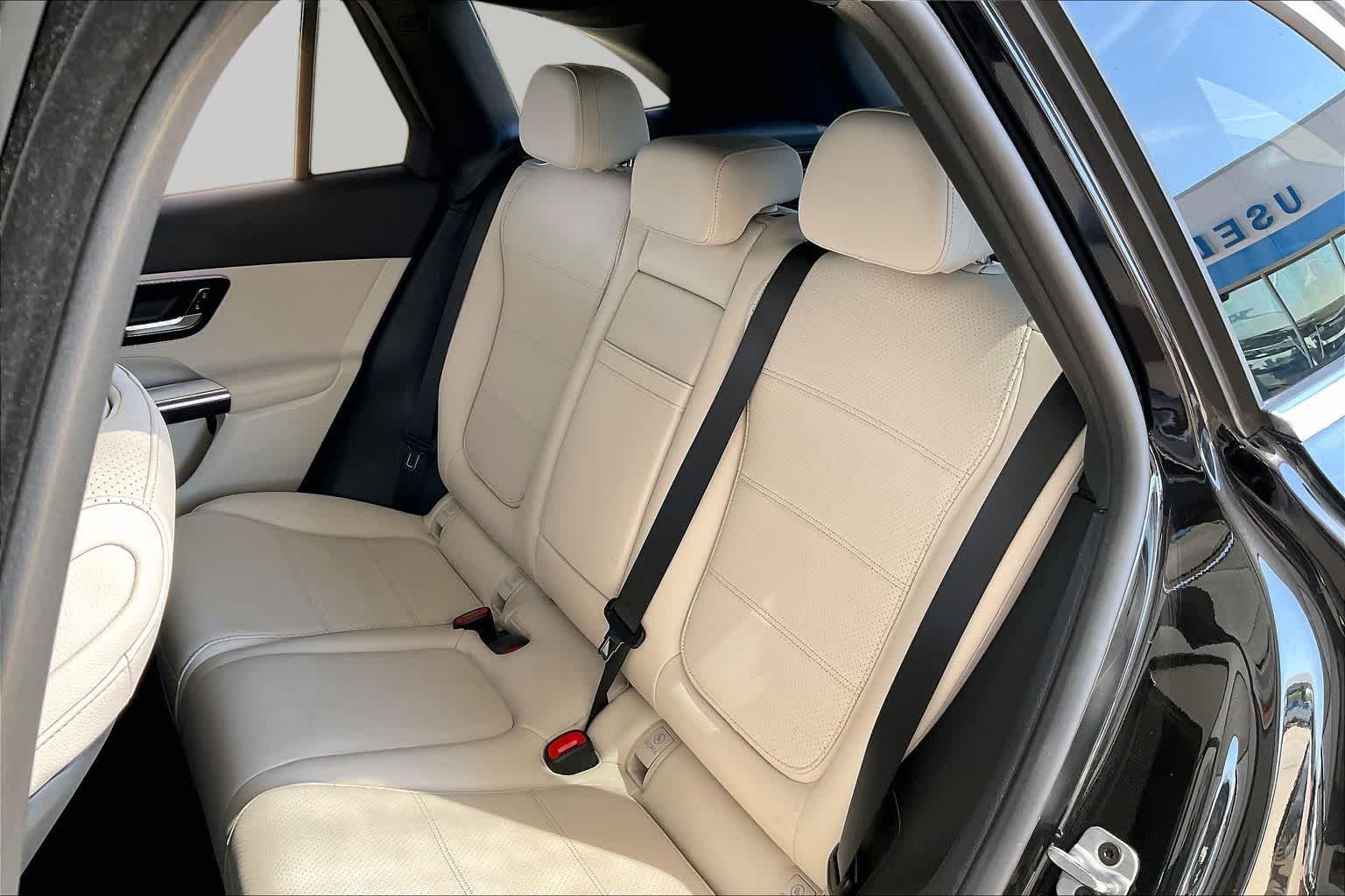 Used 2025 Obsidian Black Metallic Mercedes-Benz GLC 300 image 31