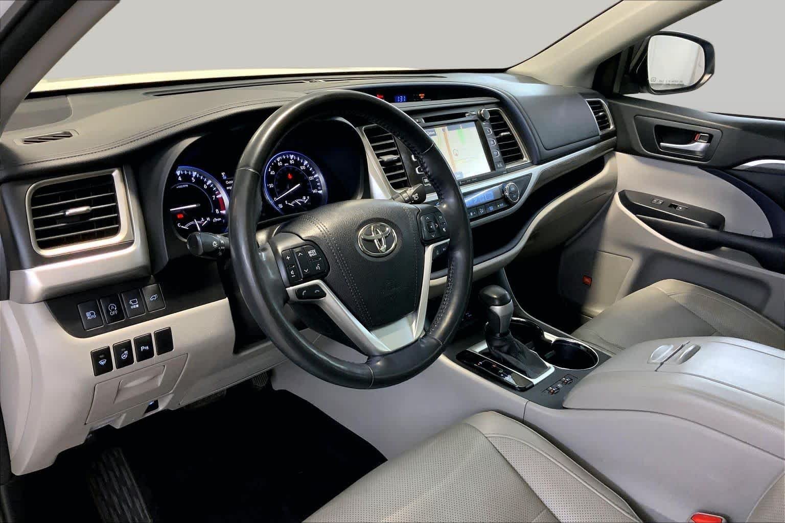 Used 2017 Blizzard Pearl Toyota Limited Platinum image 17