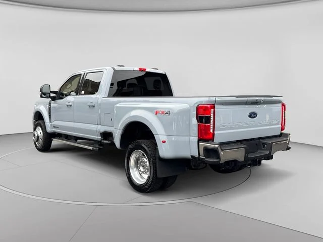 Used 2025  Ford Lariat image 3