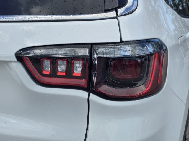 New 2026 Bright White Clear-Coat Exterior Paint Jeep Latitude image 8