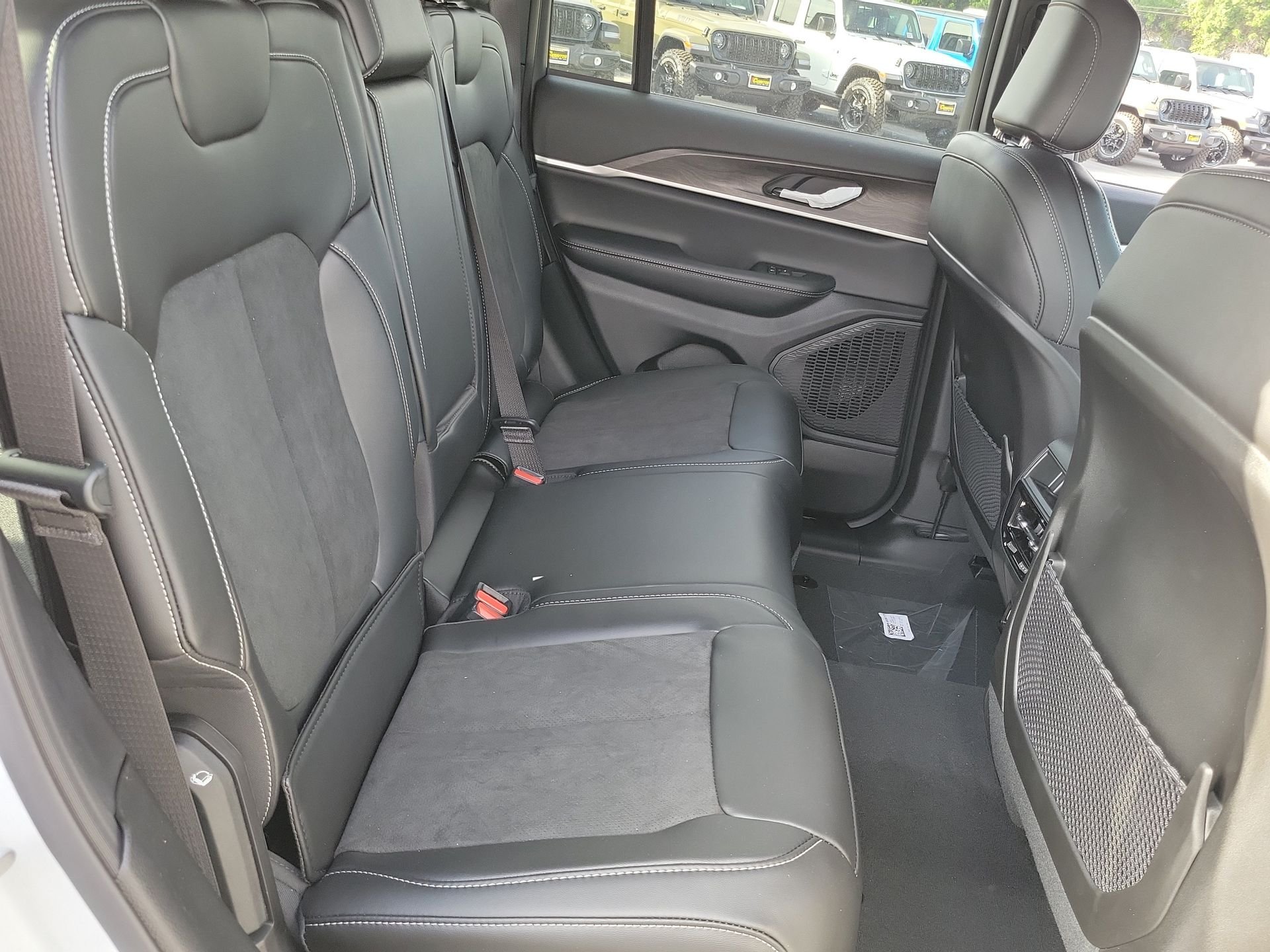 New 2026 Bright White Clear-Coat Exterior Paint Jeep Altitude image 19