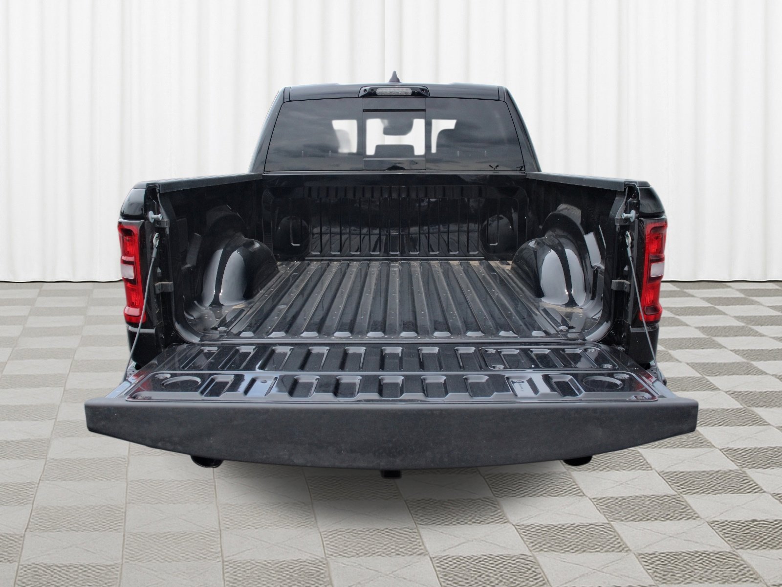 New 2026 Diamond Black Crystal Pearl-Coat Exterior Paint RAM Laramie image 26