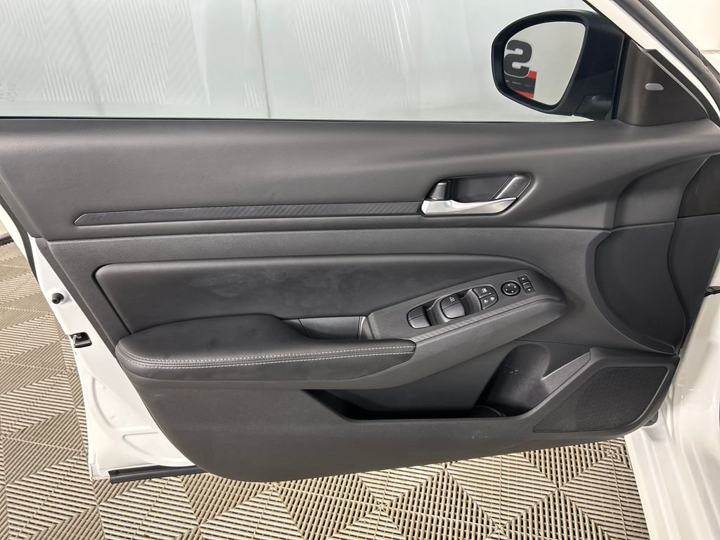 Used 2024 White Nissan 2.5 SV image 11