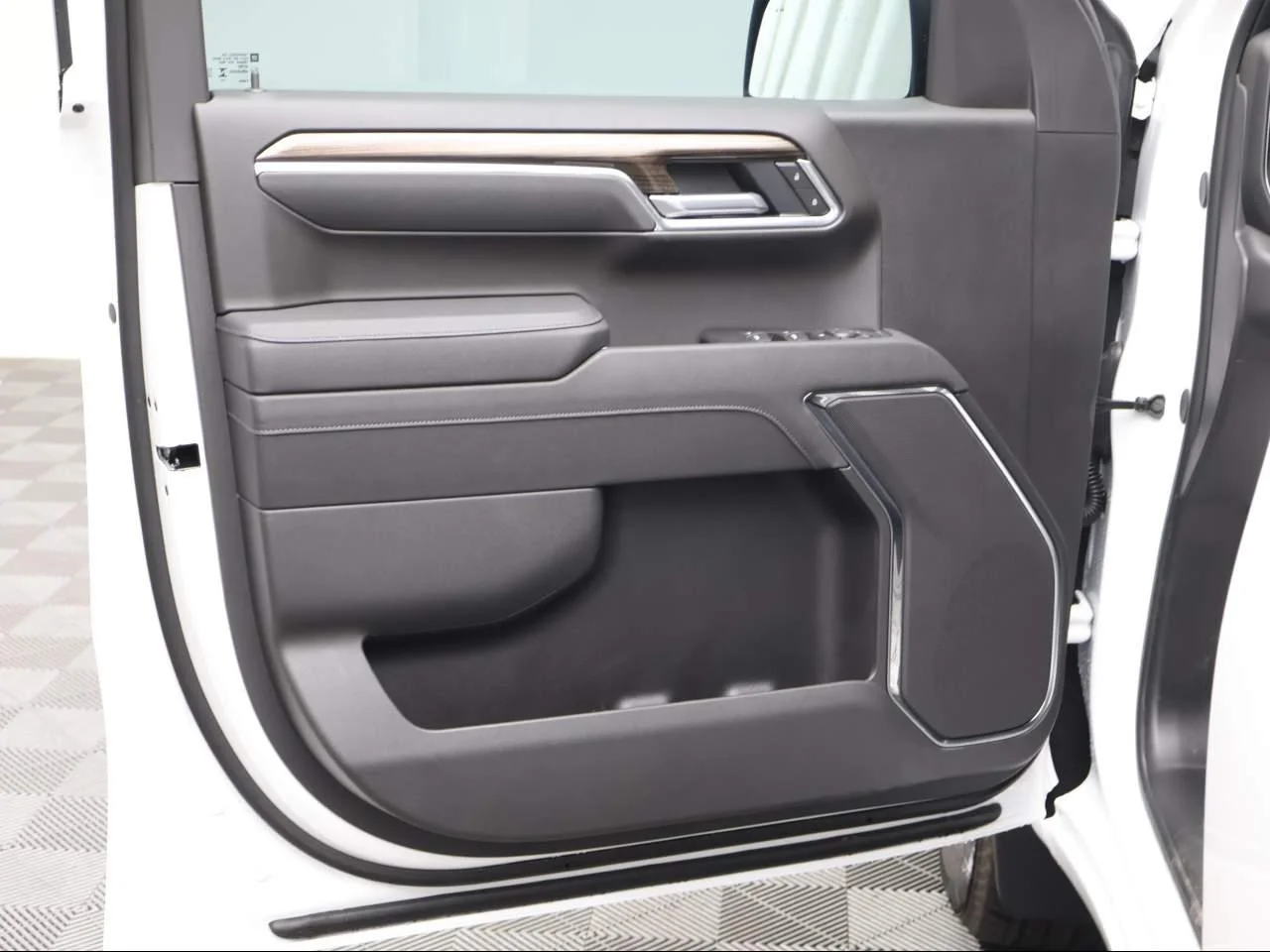 New 2026 Summit White Chevrolet LT image 31