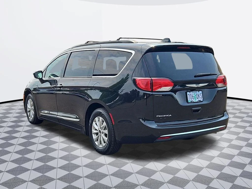 Used 2017 Brilliant Black Crystal Pearlcoat Chrysler Touring L image 4