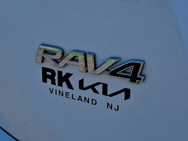 Used 2018 White Toyota SE image 33