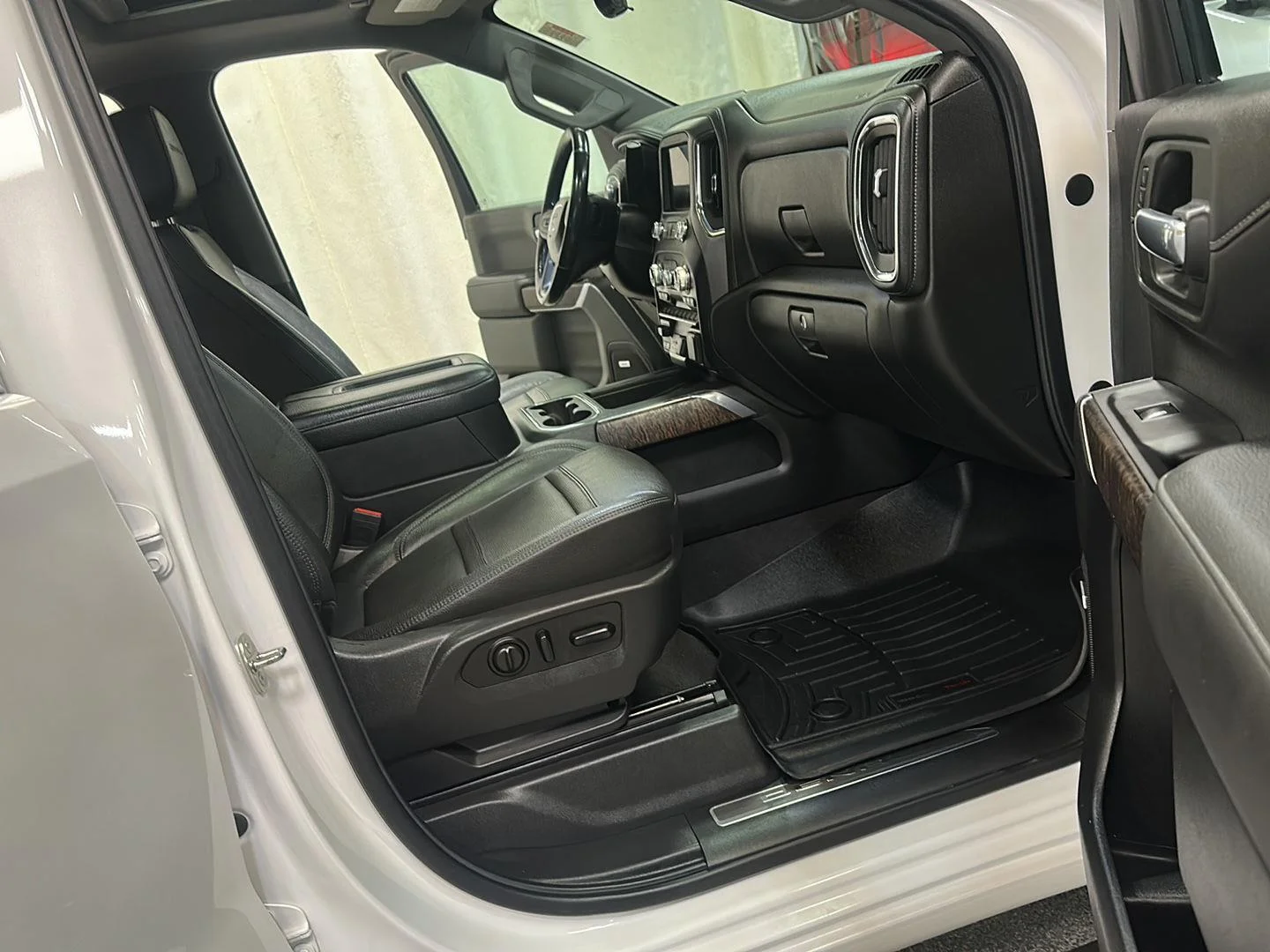 Used 2020 White Frost Tricoat GMC Denali image 32