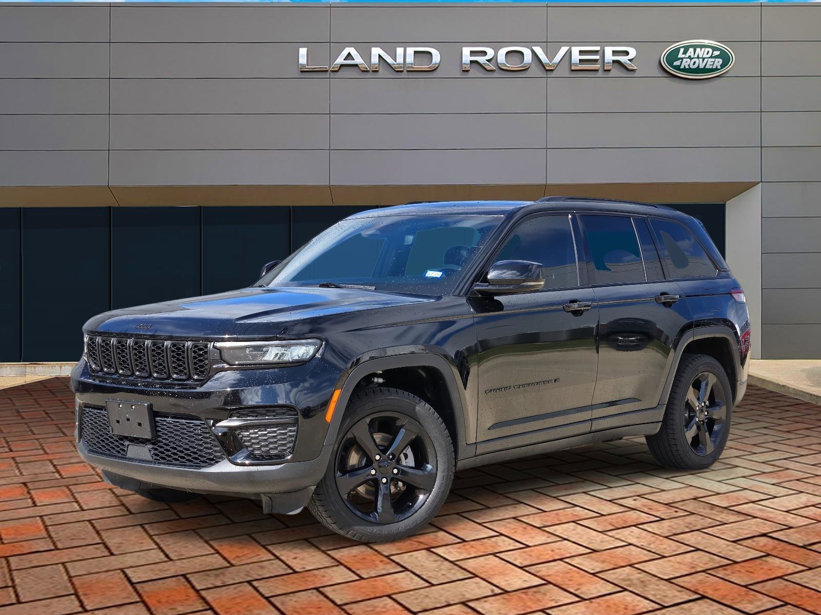 Used 2023 Diamond Black Crystal Pearlcoat Jeep Altitude image 1