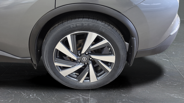 Used 2018 Brilliant Silver Metallic Nissan Platinum image 33