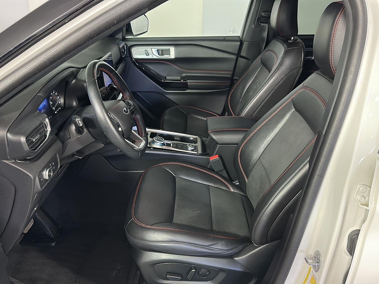 Used 2022 Star White Metallic Tri-Coat Ford ST-Line image 17