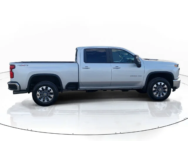 Used 2021 Silver Chevrolet LT image 4