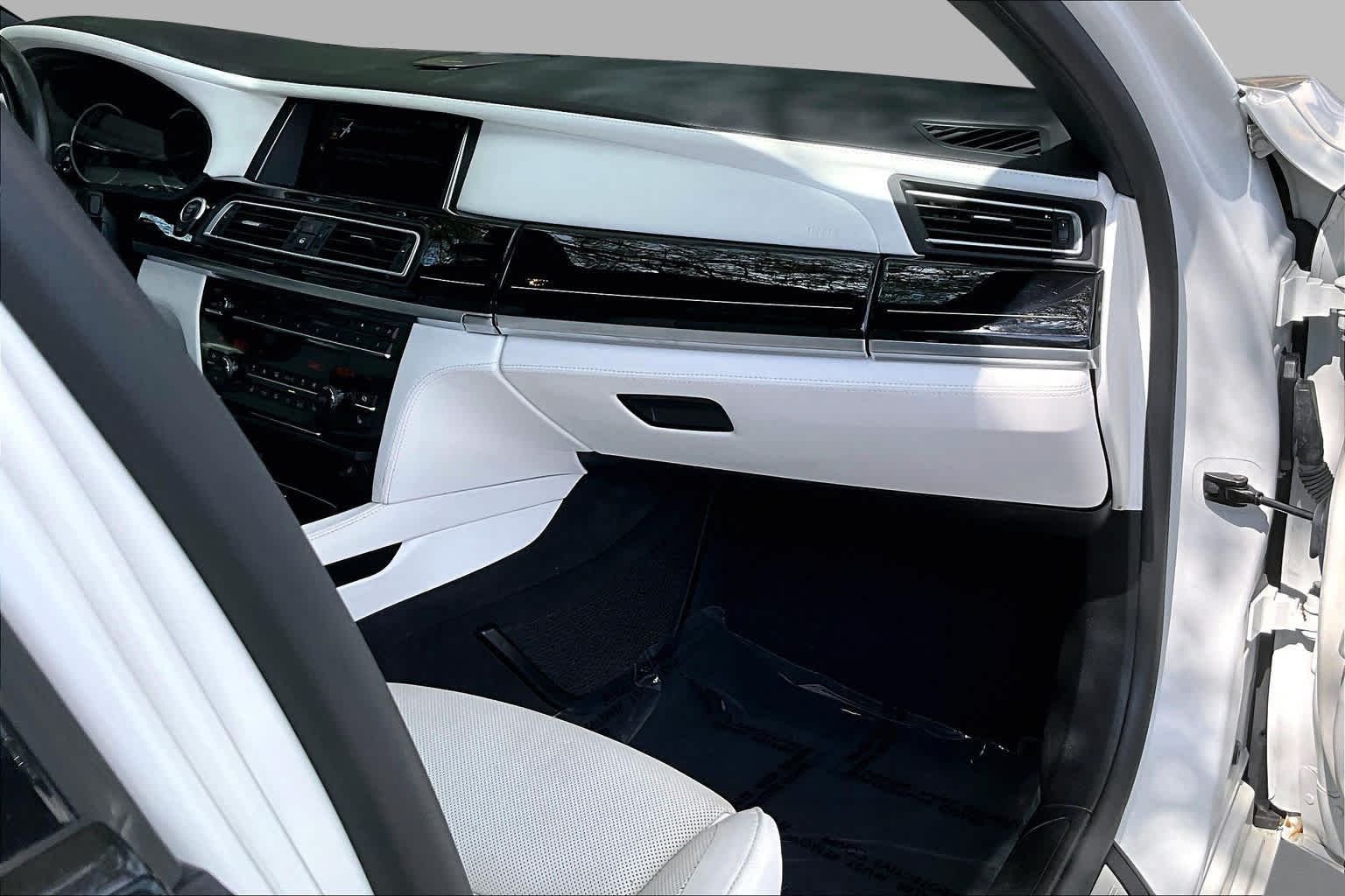 Used 2015  BMW 750Li xDrive image 17