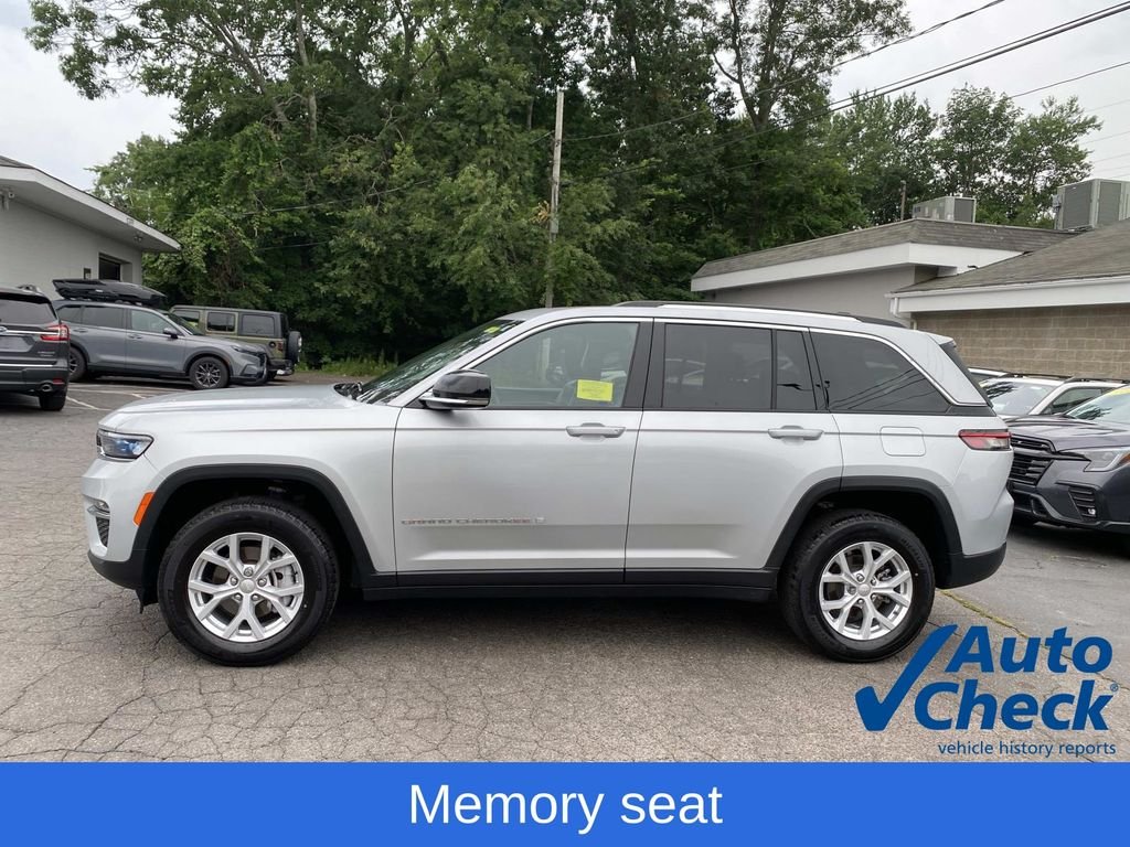 Used 2023 Silver Jeep Limited image 3