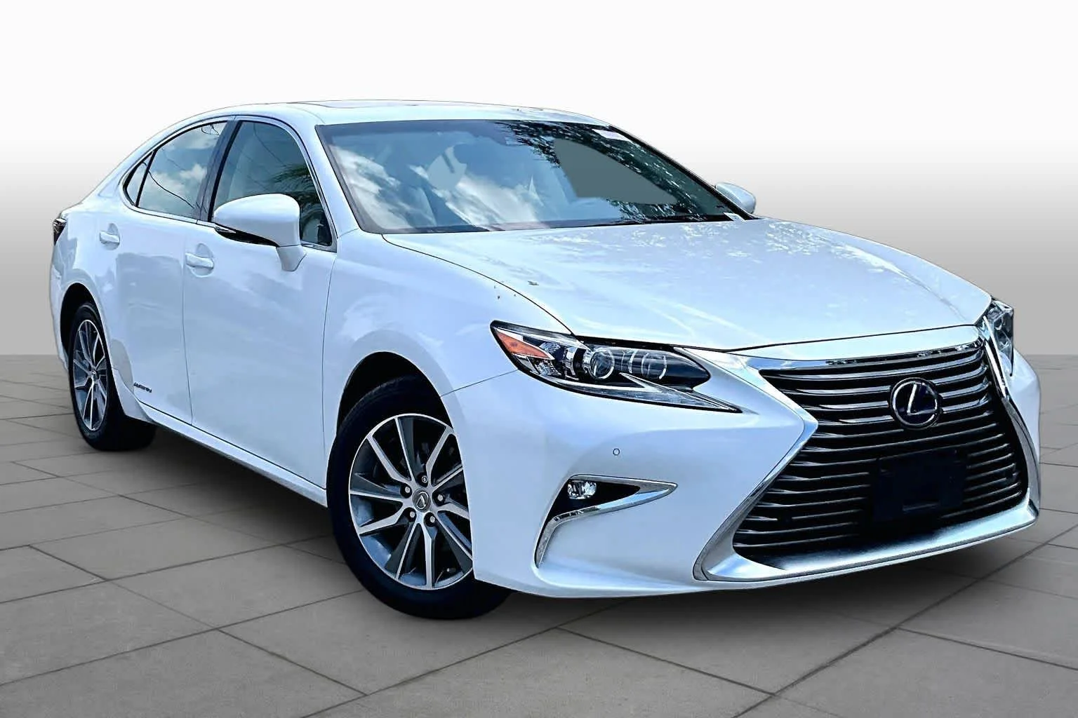 Used 2018 Eminent White Pearl Lexus  image 3