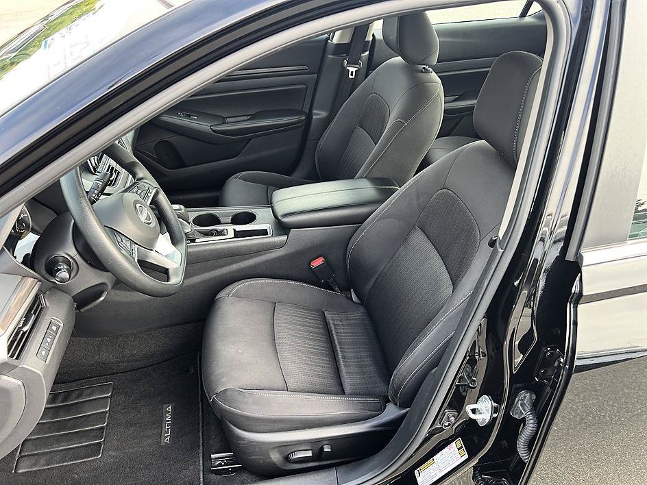 Used 2025 Super Black Nissan SV image 13