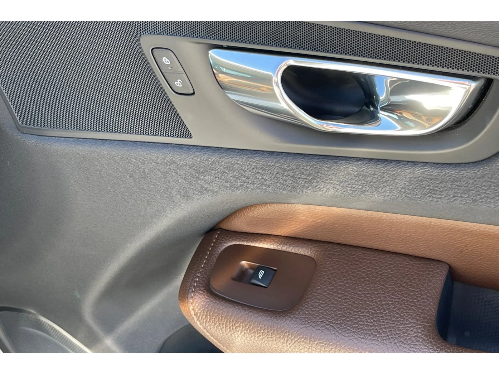 Used 2018 Ice White Volvo Momentum image 23