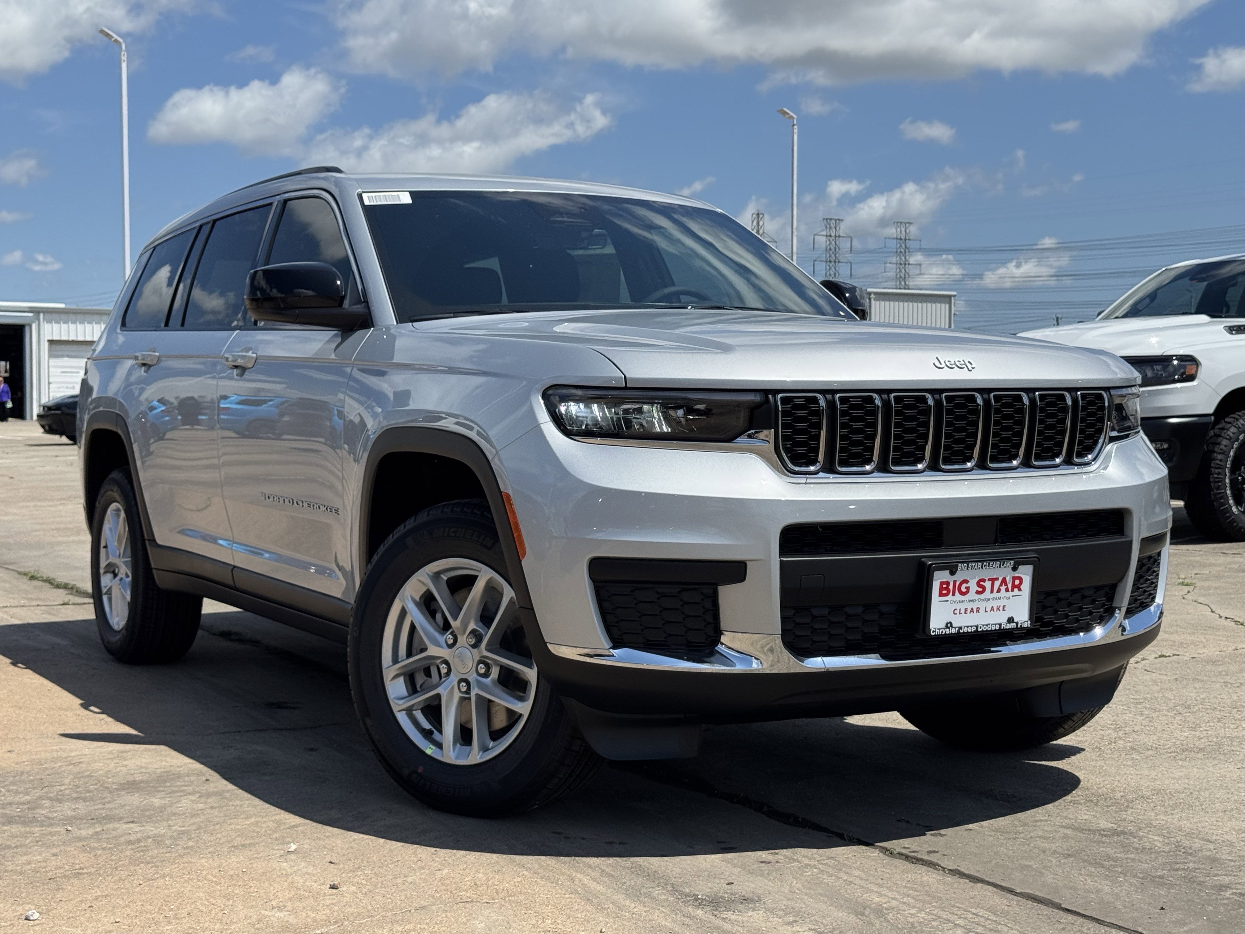 New 2026 Silver Zynith Exterior Paint Jeep Laredo image 2